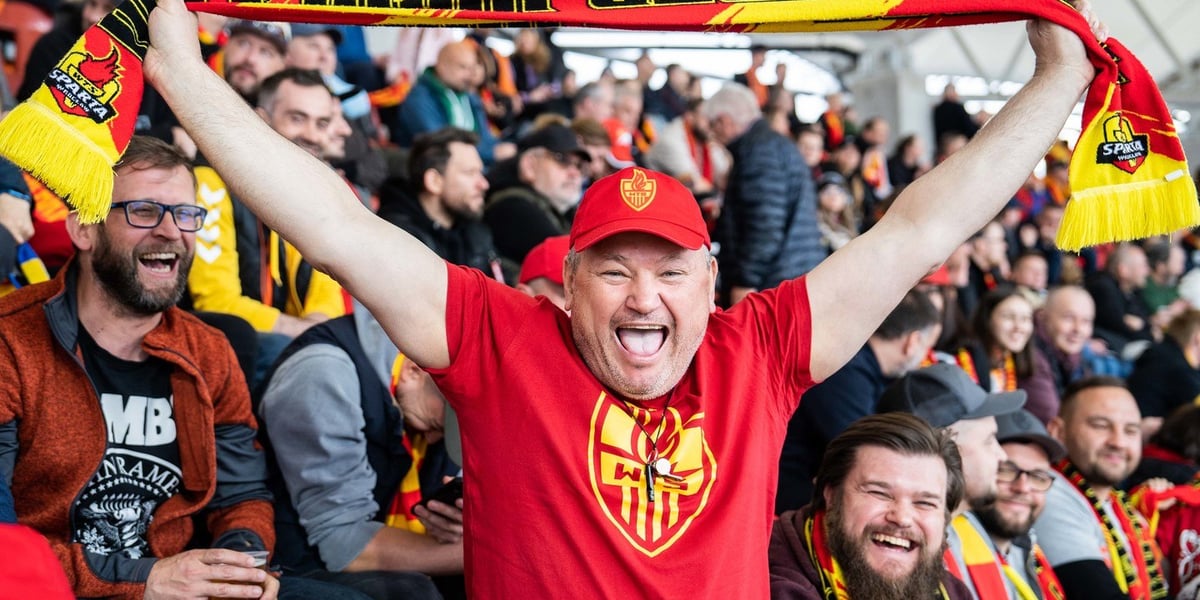 Kobiety, mężczyźni i dzieci na meczu żużlowym Betard Sparta - ZOOLeszcz GKM Grudziądz