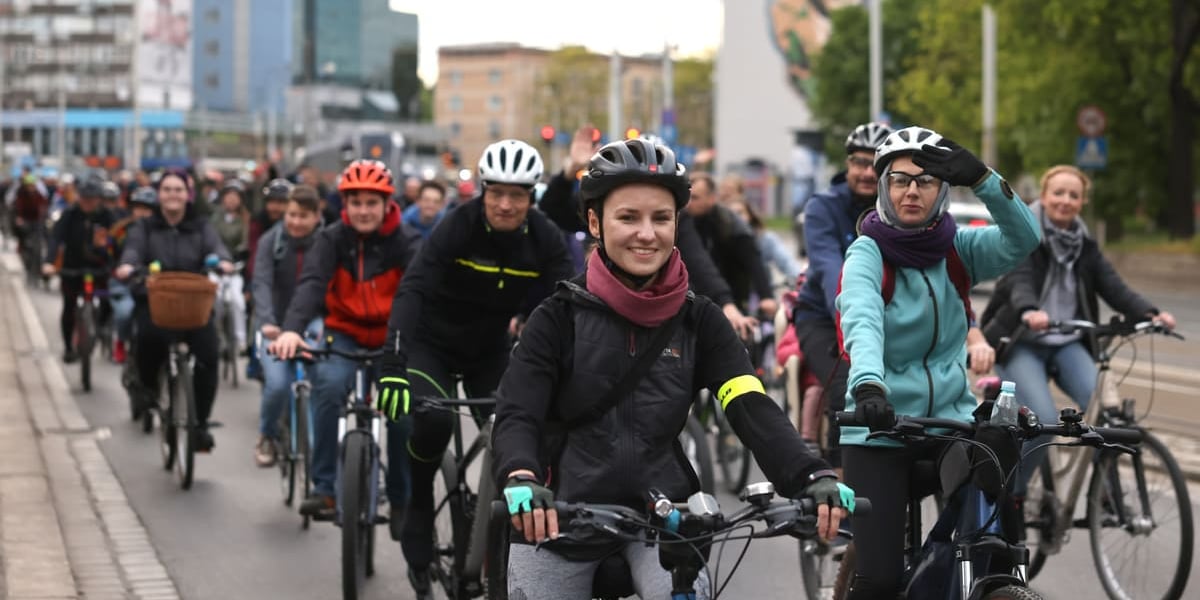 Przejazd Masy Krytycznej przez Wrocław, piątek 26 kwietnia 2024. Rowerzyści we Wrocławiu