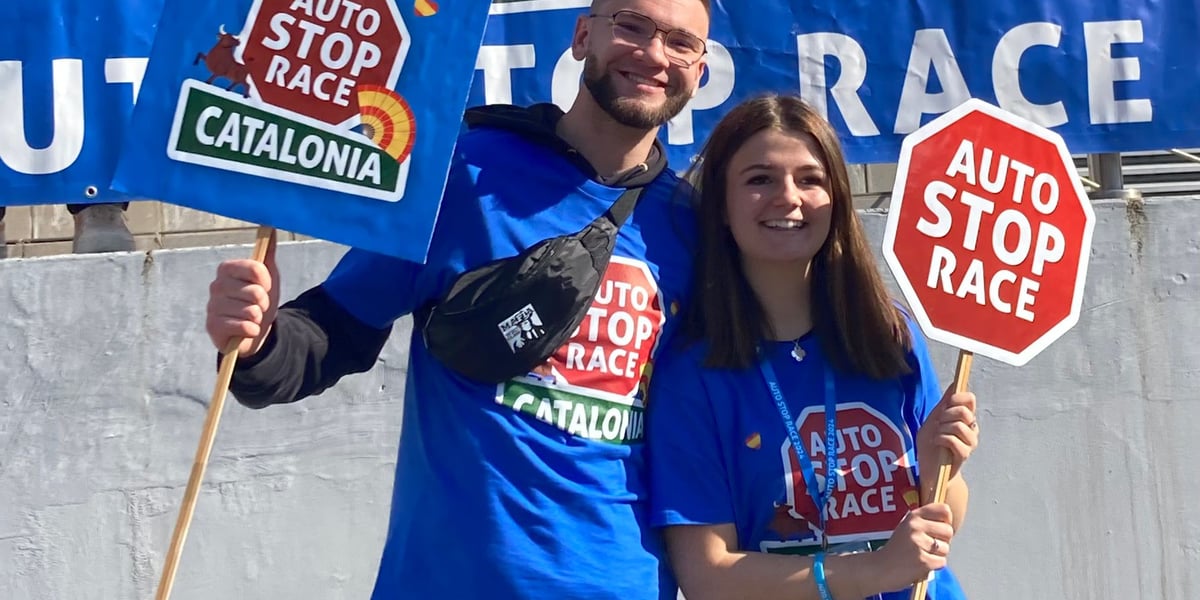 Chłopak i dziewczyna z transparentami z napisem Autostop Race