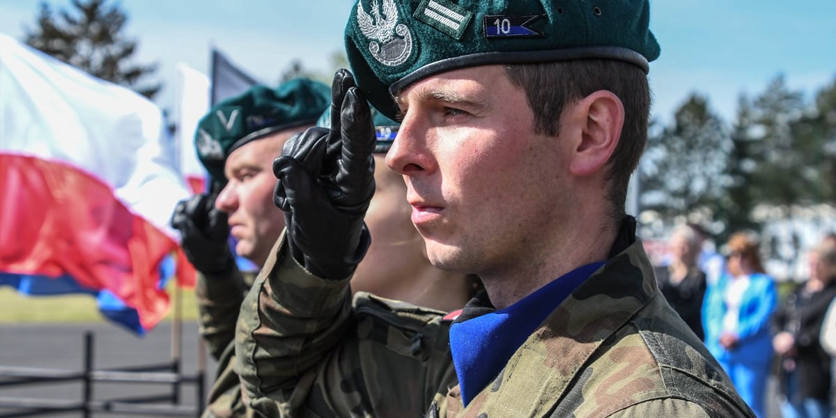 Salutujący żołnierz, przysięga w 10 Brygadzie Łączności, 28.04.2024