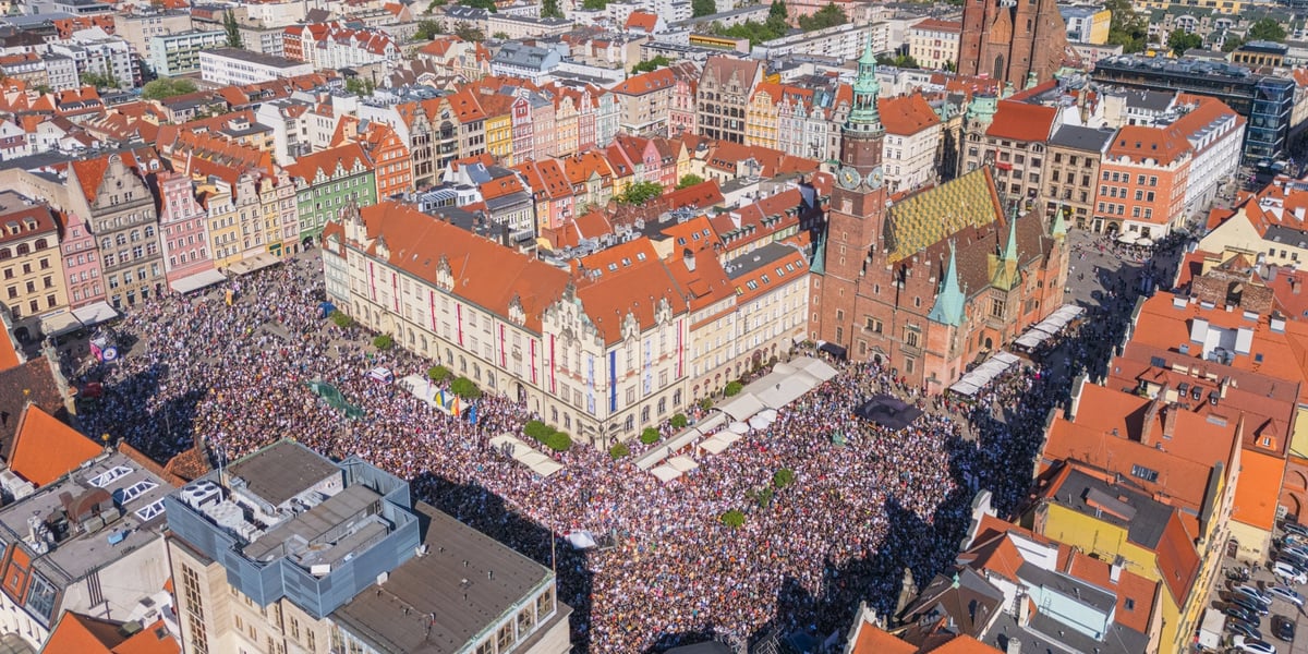 Gitarowy Rekord Świata 2024 na wrocławskim Rynku - tłum ludzi z gitarami 
