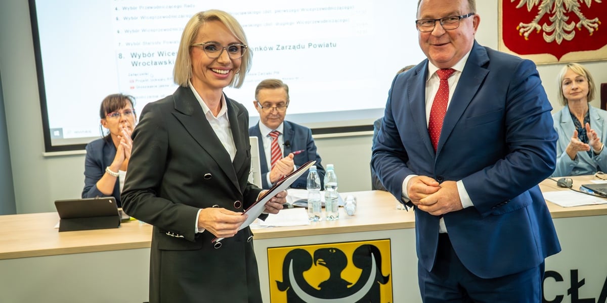Włodzimierz Chlebosz, nowy starosta wrocławski, odbiera gratulacje po ogłoszeniu wyników głosowania radnych