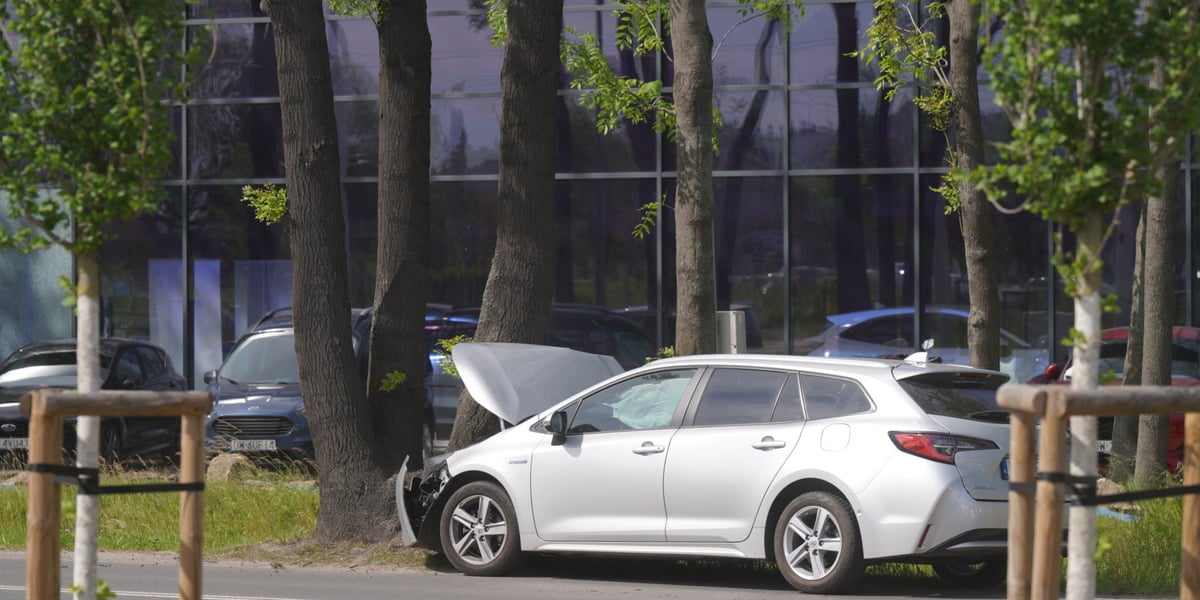 Samochód uderzył w drzewo na Strzegomskiej. Tworzą się duże korki