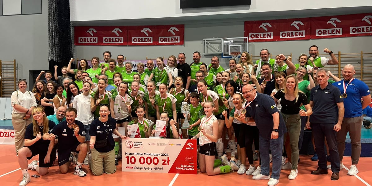 #VolleyWrocław - drużyna mistrzyń Polski młodziczek pozująca do grupowego zdjęcia wraz z czekiem za zwycięstwo