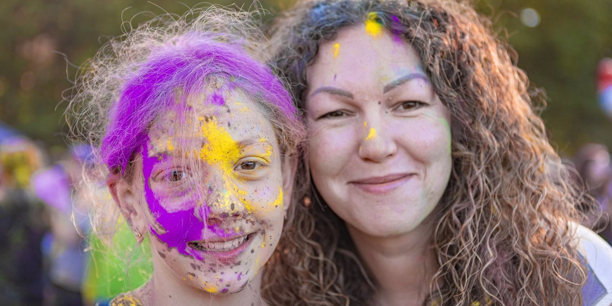 Dwie twarze - dziewczynki i kobiety - obsypane kolorowym proszkiem Kolor Fest – Dzień Kolorów Holi (12.05.2024)