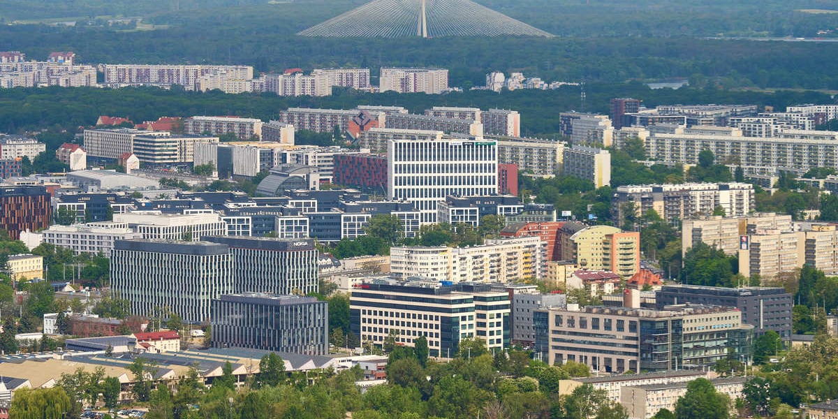 Panorama Wrocławia z tarasu widokowego na Sky Tower. Na zdjęciu widać zabudowę Wrocławia, bloki, kamienice. 