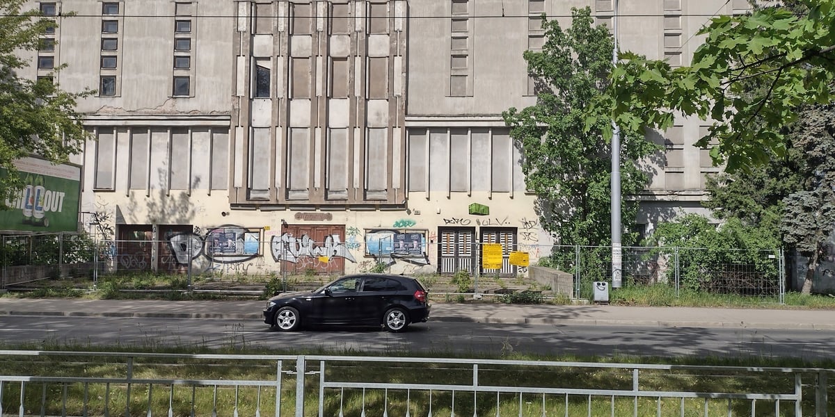 Widok na budynek po kinie Lwów przy al. Hallera 15