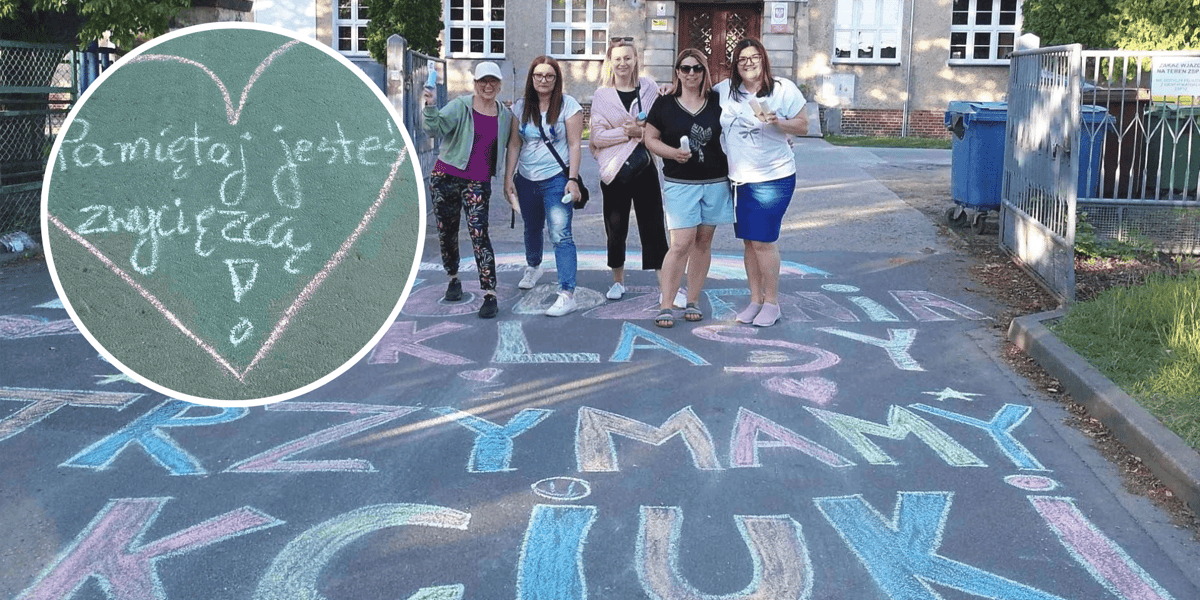 Grupa mam uczniów z SP26 na Maślicach przed szkołą. Stoją przy napisie "Powodzenia 8 klasy. Trzymamy kciuki". Z lewej w kółku hasło "Pamiętaj, jesteś zwycięzcą!"