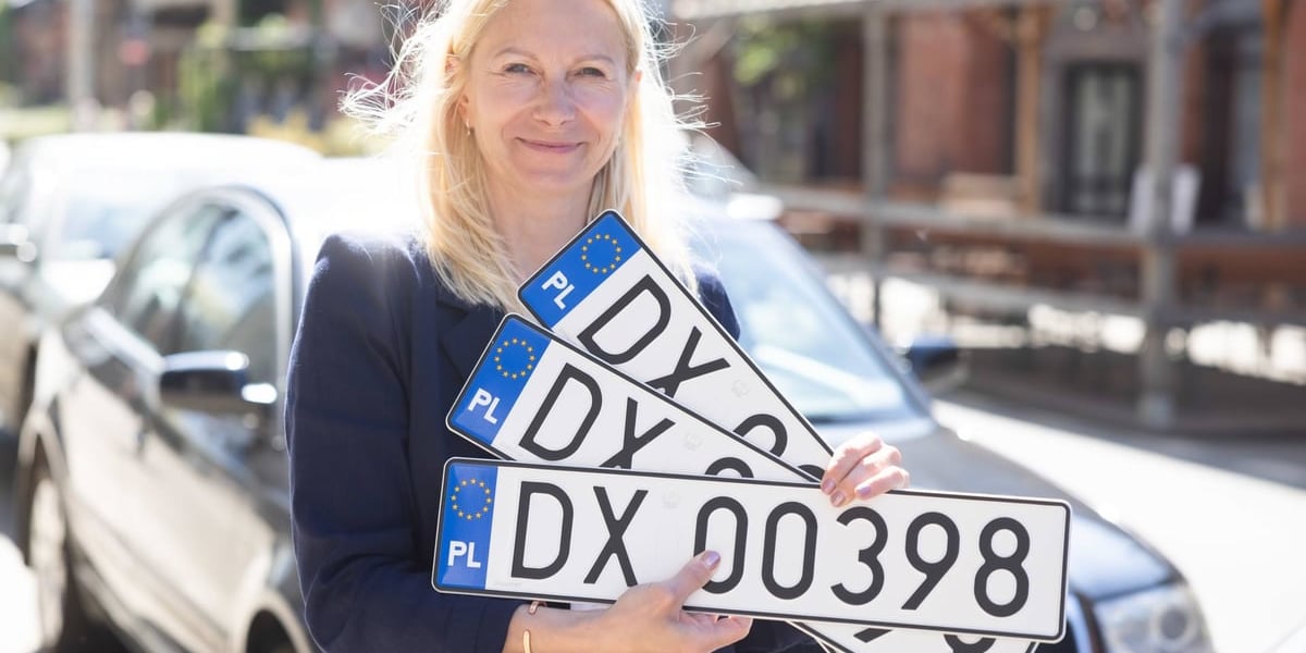 Elżbieta Fedorowska, kierowniczka Działu Obsługi Rejestracji Pojazdów Urzędu Miejskiego Wrocławia z tablicami rejestracyjnymi zaczynającymi się na DX