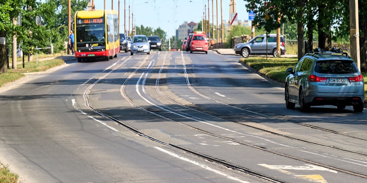 Reymonta to jedna z głównych ulic Wrocławia. Panuje tu duży ruch samochodowy, a także kursują trzy linie tramwajowe i dwie autobusowe. 