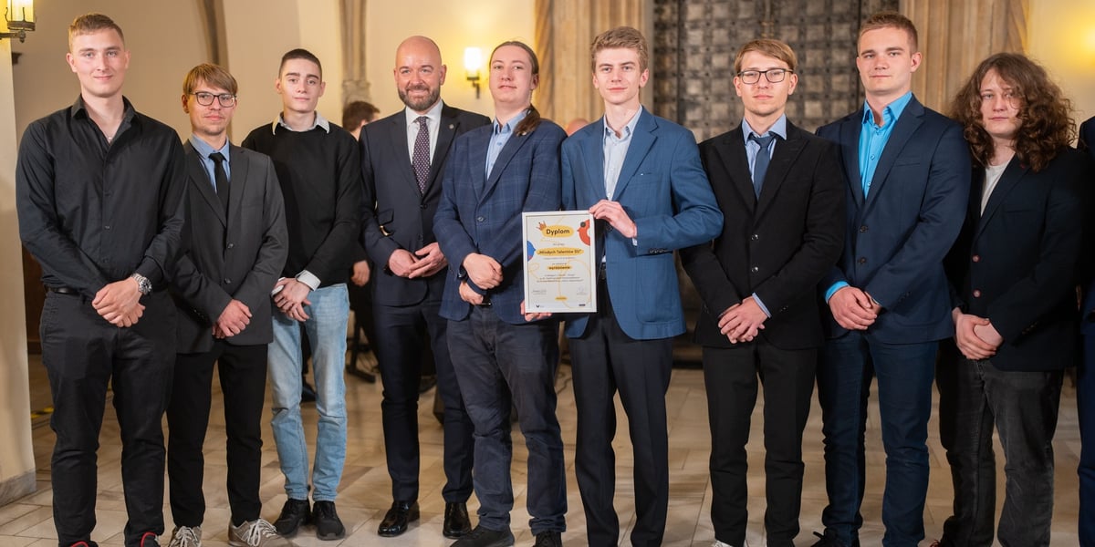 Laureaci konkursu Ośmiu Wspaniałych z prezydentem Jackiem Sutrykiem. 