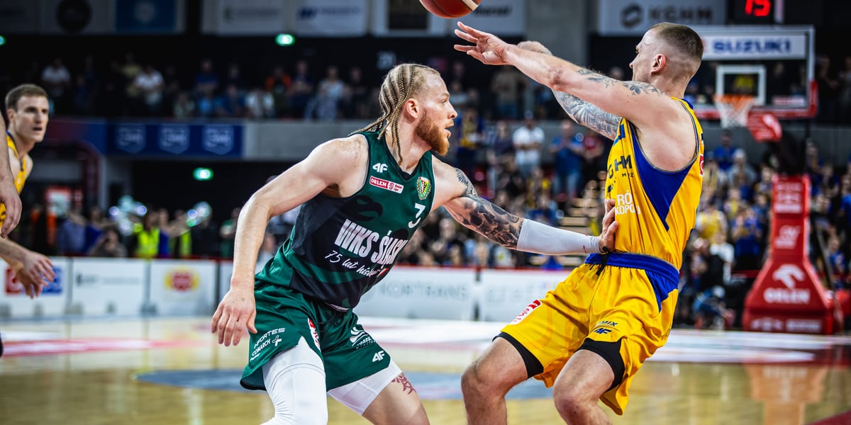 Hassani Gravett (13 punktów, 7 zbiórek i 6 asyst) pilnuje podającego Aigarsa Skele (25 punktów, 10 asyst) w meczu 5. 