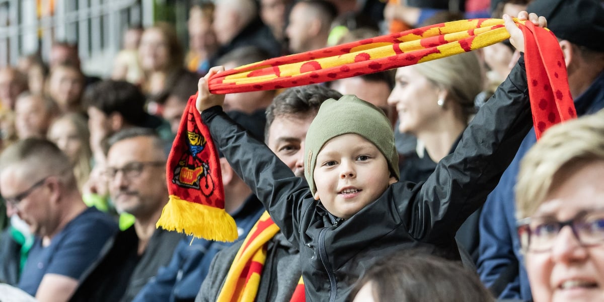 Kibice podczas meczu Betard Sparta Wrocław - Unia Leszno. Na zdjęciu chłopiec trzyma szalik Sparty