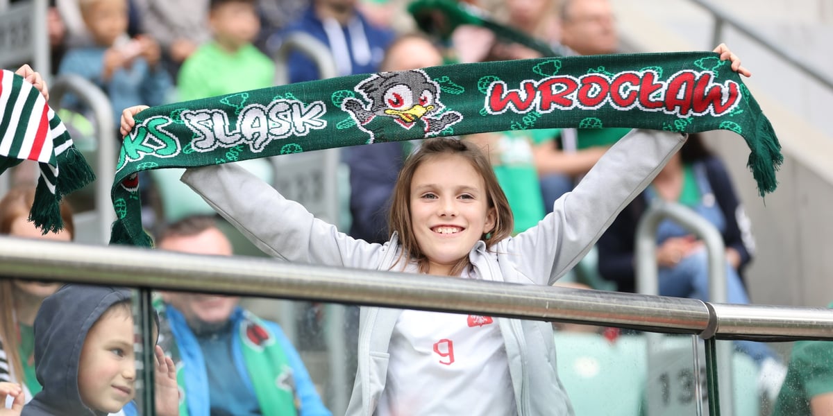 Śląsk Wrocław - Radomiak Radom. Zdjęcia kibiców oraz z meczu. Na zdjęciu uśmiechnięta dziewczynka z szalikiem Śląska