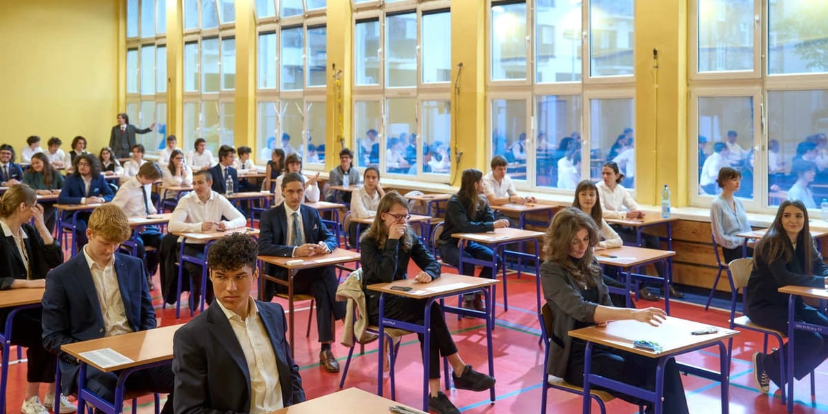 Matura z języka polskiego 2024 w III LO we Wrocławiu. Uczniowie siedzą w ławkach