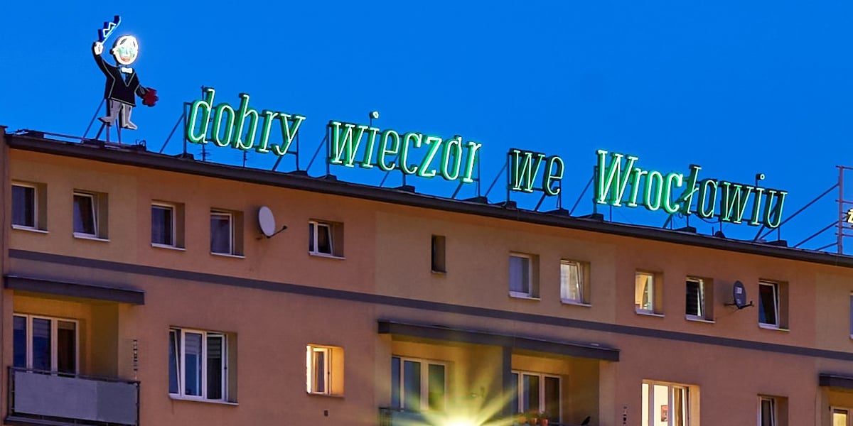 Wieczorny widok na budynek z neonem „dobry wieczór we Wrocławiu”, maj 2023