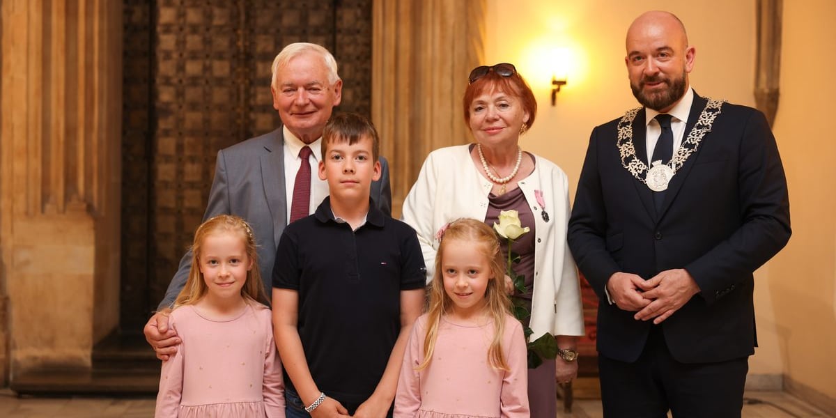 Uczestnicy uroczystości dla par obchodzących Złote Gody w Ratuszu we Wrocławiu