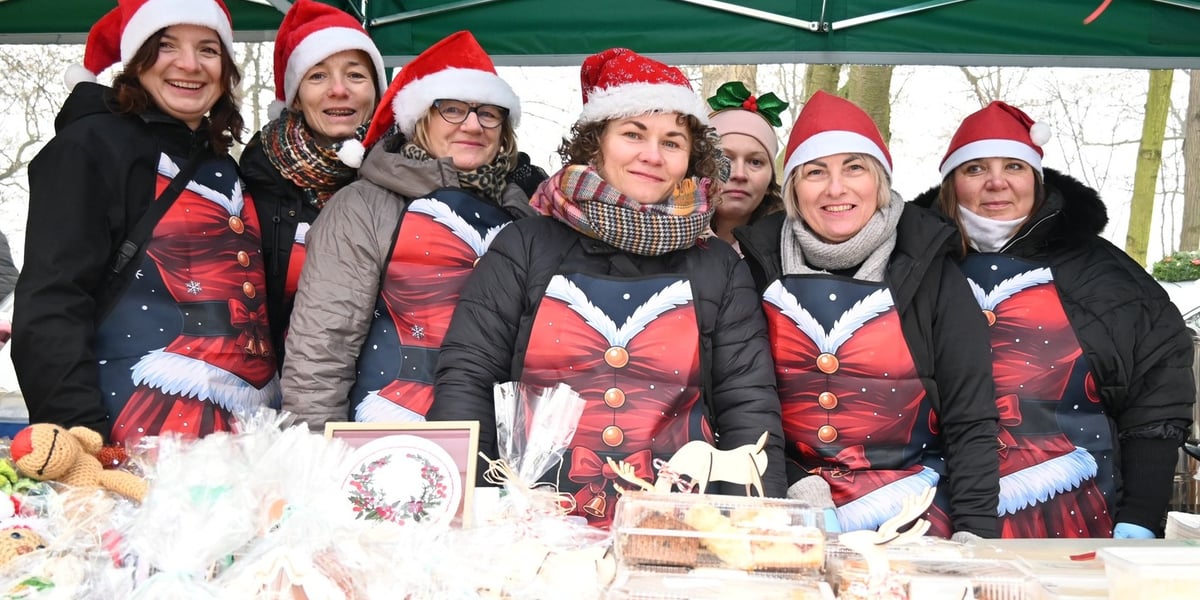 7 kobiet w świątecznych ubraniach. Targ Rolny na ul. Zwycięskiej we Wrocławiu, 13 grudnia 2025 r. 