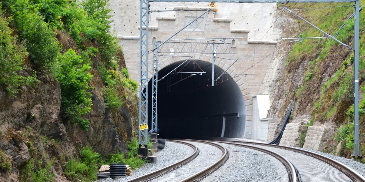 Wjazd do tunelu kolejowego koło Trzcińska na trasie Wrocław - Jelenia Góra