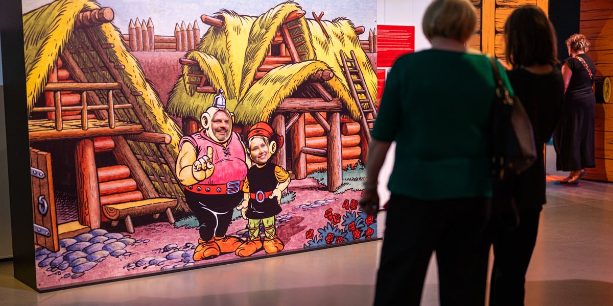 Mieszkańcy oglądający wystawę „Słowiański Świat Kajka i Kokosza”