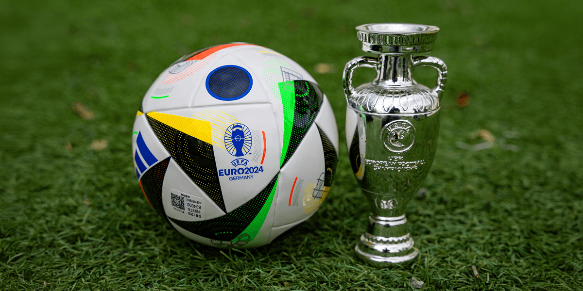 Piłka Euro 2024 i puchar za mistrzostwo Europy