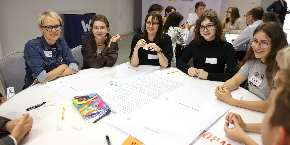 Warsztaty podczas debaty młodzieżowej na temat Strategii Wrocław 2050. Na zdjęciu grupa młodzieży siedzi przy okrągłym stole