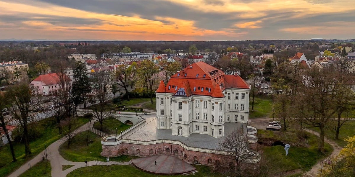 Zamek w Leśnicy z lotu ptaka. Działa w nim Centrum Kultury "Zamek"