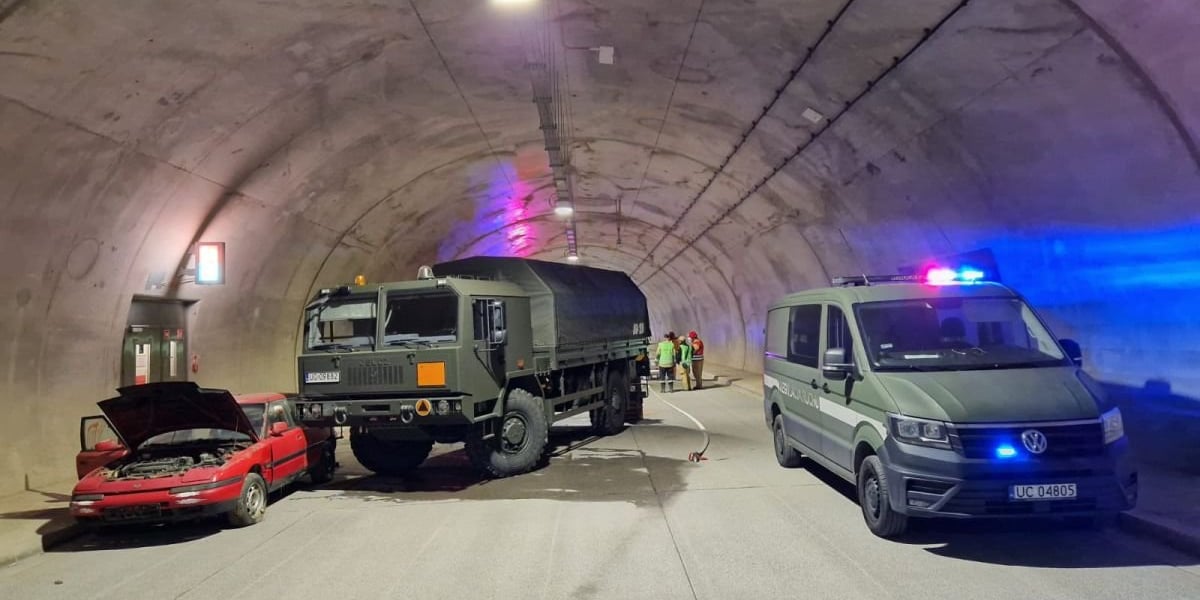Ćwiczenia ratownicze w nowym tunelu na trasie S3. Na zdjęciu widać rozbite auto osobowe i wojskową ciężarówkę oraz policjantów