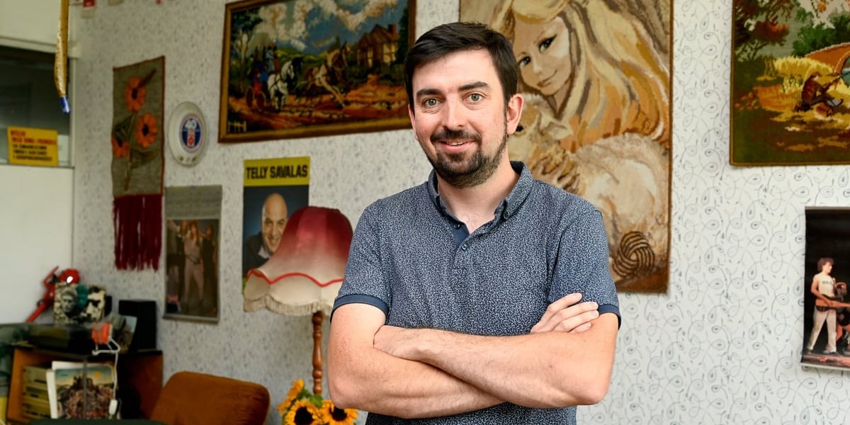 Andrzej Olszewski, założyciel Muzeum Sentymentów, w tle  jedno z muzealnych pomieszczeń