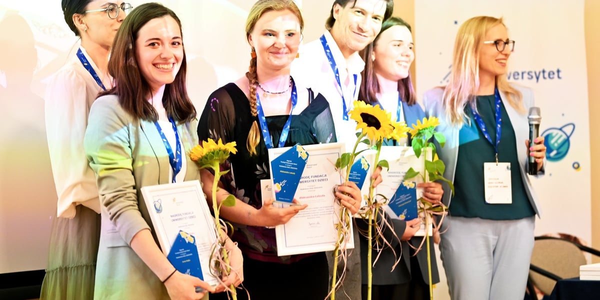 Kobiety i mężczyzna z kwiatami, laureaci Fundacji Uniwersytet Dzieci 