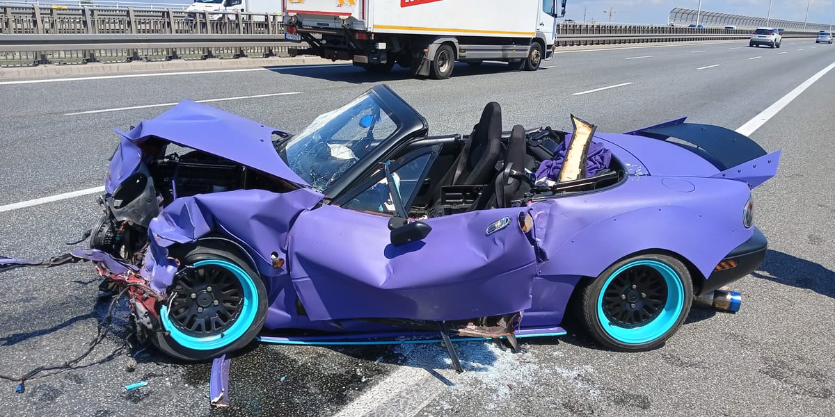 Fioletowa mazda, samochód, którego kierowca miał wypadek na AOW