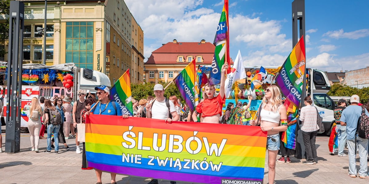 Wrocławski Marsz Równości. Na zdjęciu grupa osób z banerem w kolorze tęczy i napisem "Ślubów. Nie związków"
