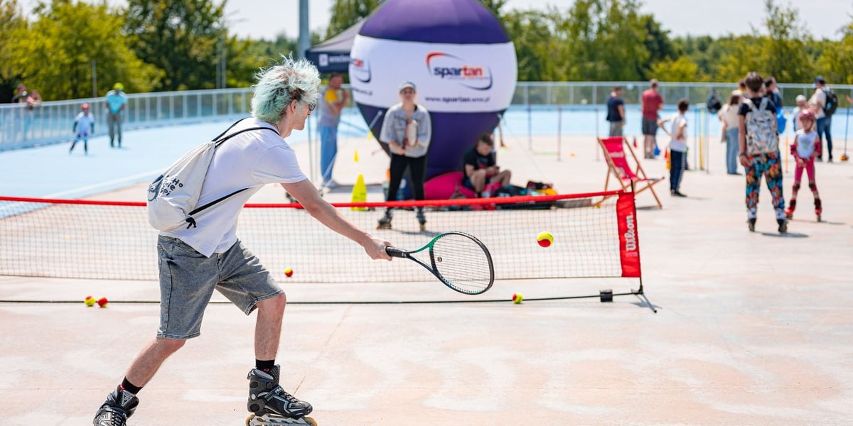 Rodzinny piknik Spartan Skate. Wrocław, 09.06.2024. Na zdjęciu dwie osoby grające w tenisa na rolkach