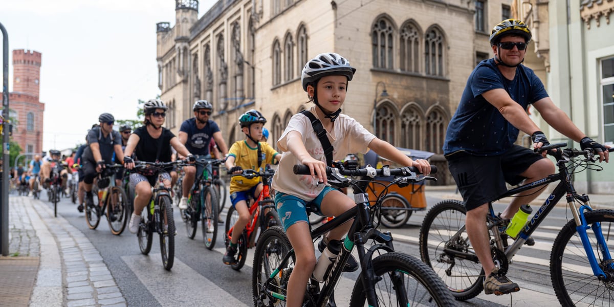 Wielki Peleton przejechał w niedzielę przez najważniejsze ulice w centrum Wrocławia. Na zdjęciu rowerzyści w ruchu ulicznym