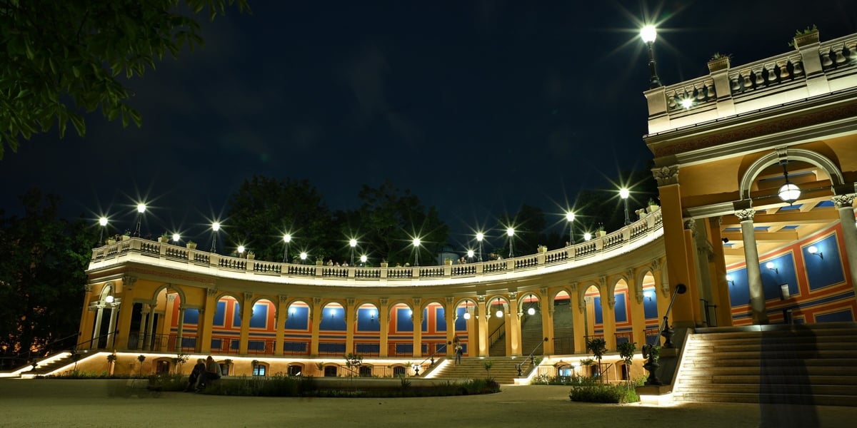 Po godzinie 22 iluminacja Bastionu Sakwowego jest przygaszona. Jest nastrojowo. Na zdjęciu podświetlona kolumnada. 