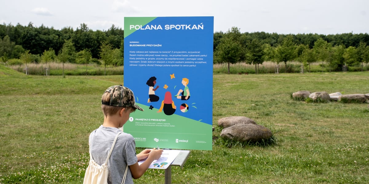 Chłopiec na „polanie spotkań”