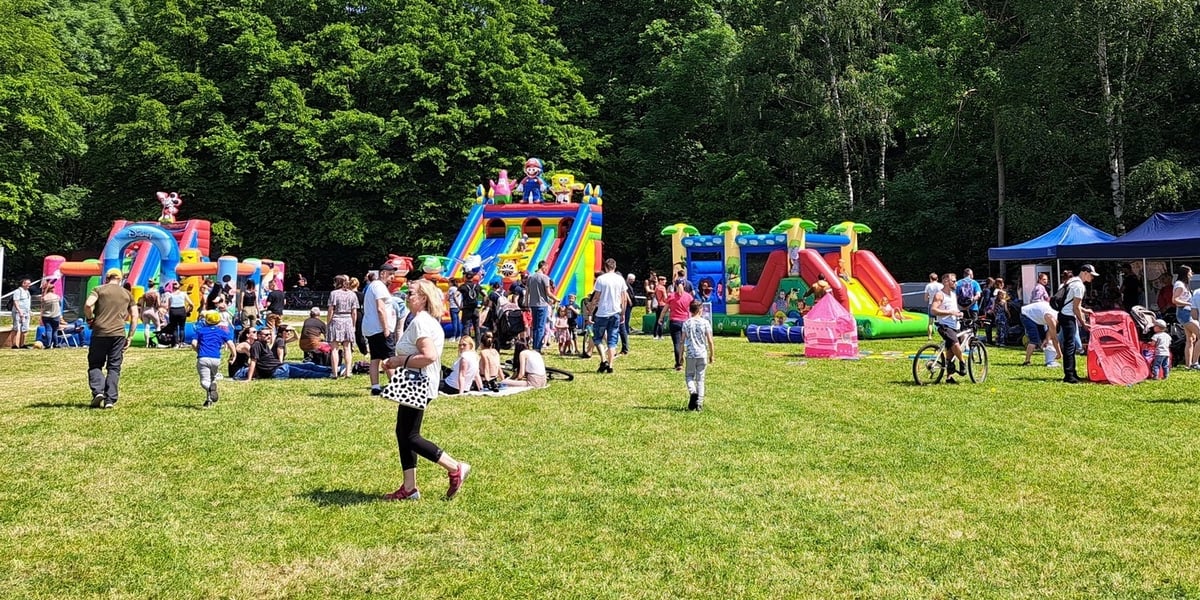 Piknik w Lasku Osobowickim. Na zdjęciu widać dmuchane zjeżdżalnie i inne piknikowe atrakcje