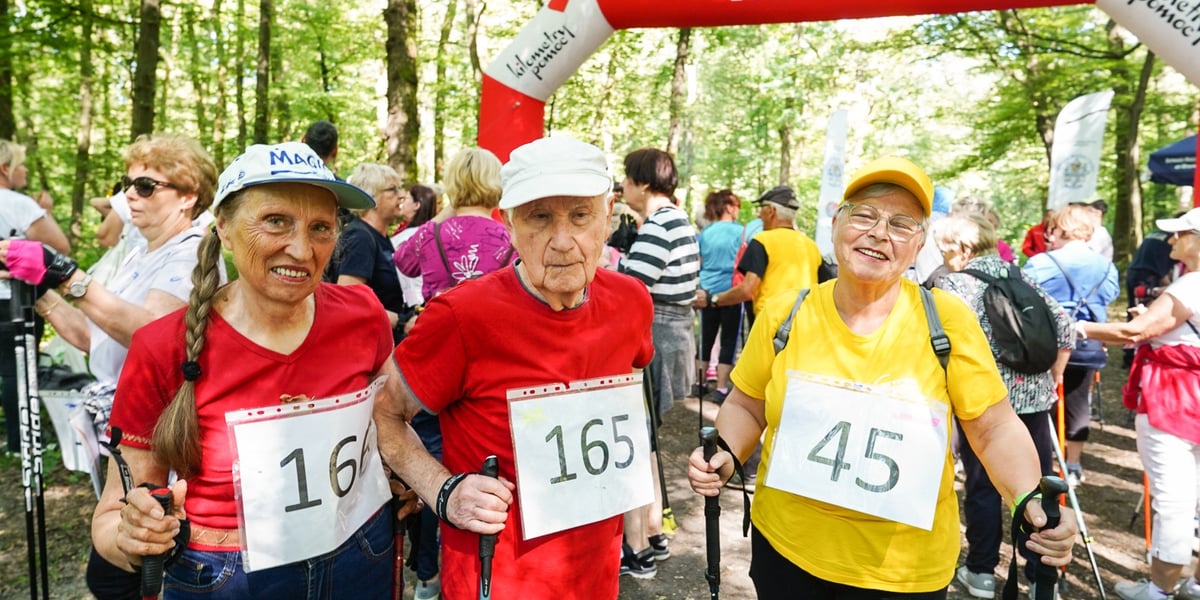 Kobiety i mężczyźni uczestnicy mistrzostw w joggingu i nordic walking  w parku Zachodnim, 15 czerwca 2024 r.