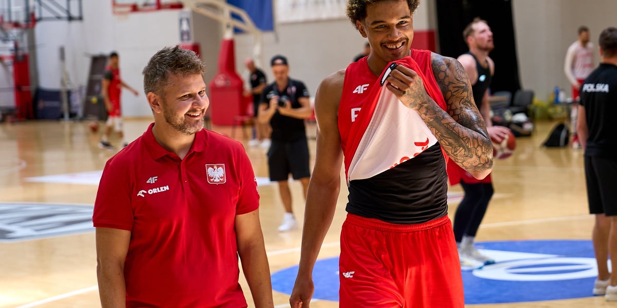 Uśmiechnięty Jeremy Sochan (po prawej) w czerwonym stroju treningowym reprezentacji Polski (hala WKK) 