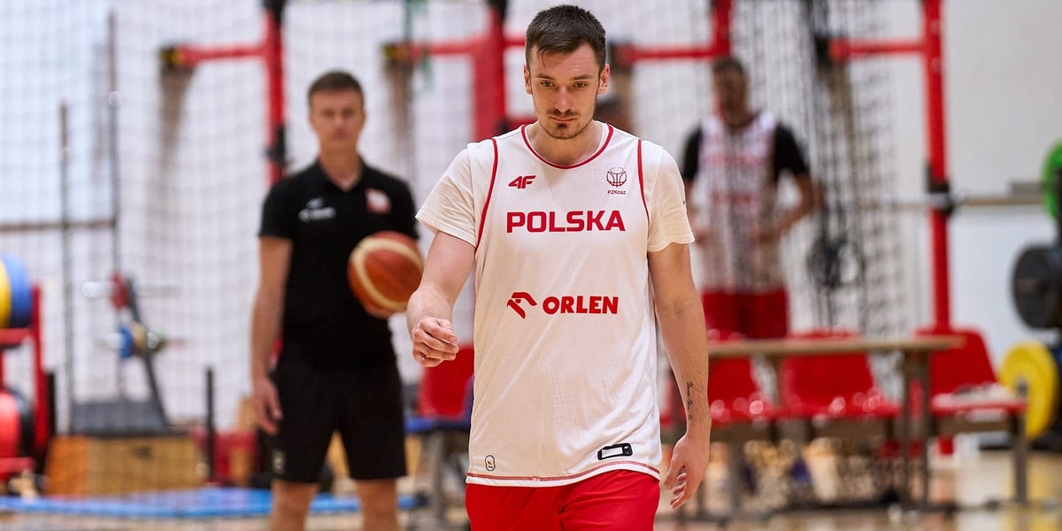 Daniel Gołębiowski w białym stroju treningowym reprezentacji Polski w hali WKK