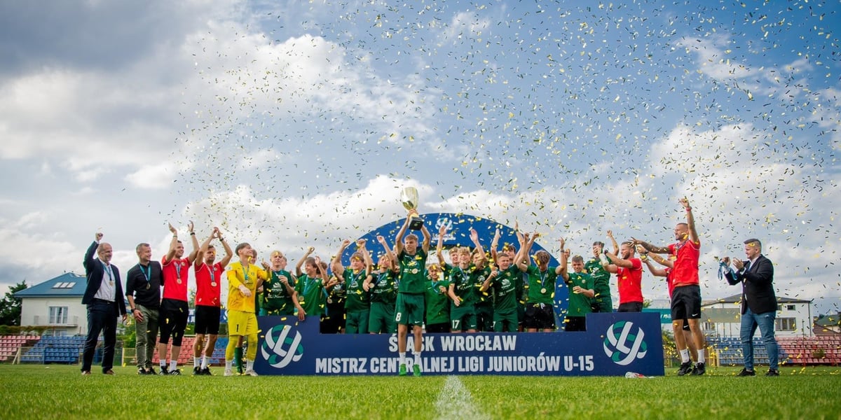 Młodzi piłkarze Śląska Wrocław U15 świętują po zdobyciu tytułu mistrzów Polski