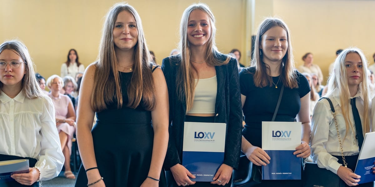 Uczennice XV LO z dyplomami