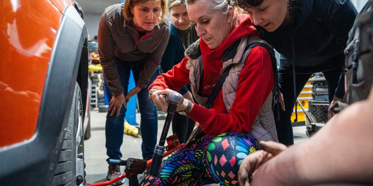 Warsztaty „Przychodzi mama do mechanika” w serwisie przy ul. Działdowskiej we Wrocławiu