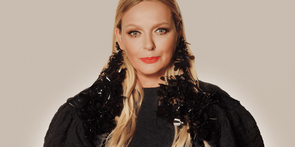Kasia Nosowska. Na zdjęciu widać uśmiechniętą kobietę