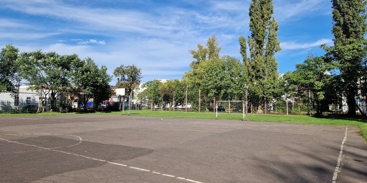 Boisko SP 50 we Wrocławiu.
