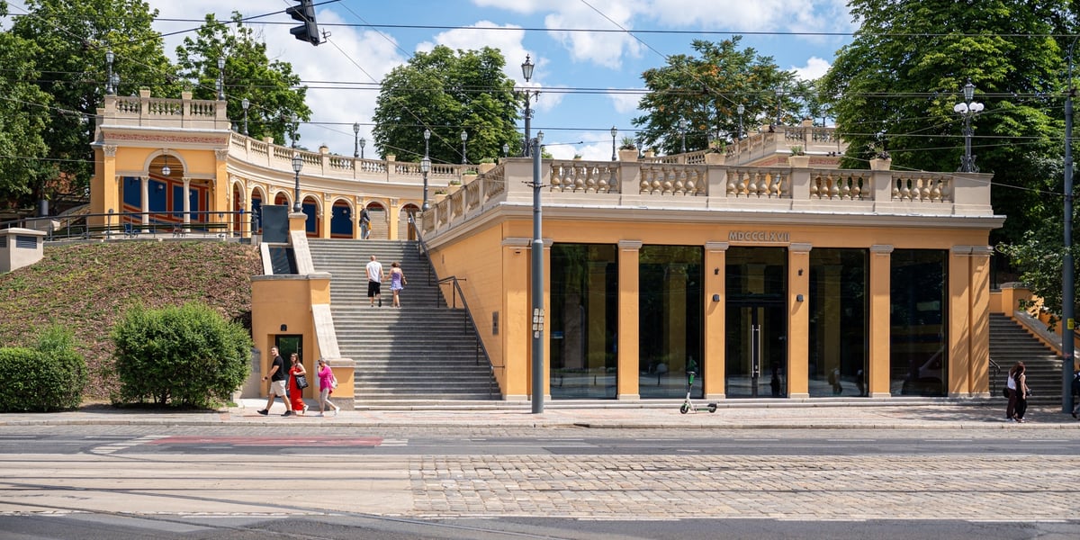 Widok na wzgórze i architekturę od strony ul. Piotra Skargi