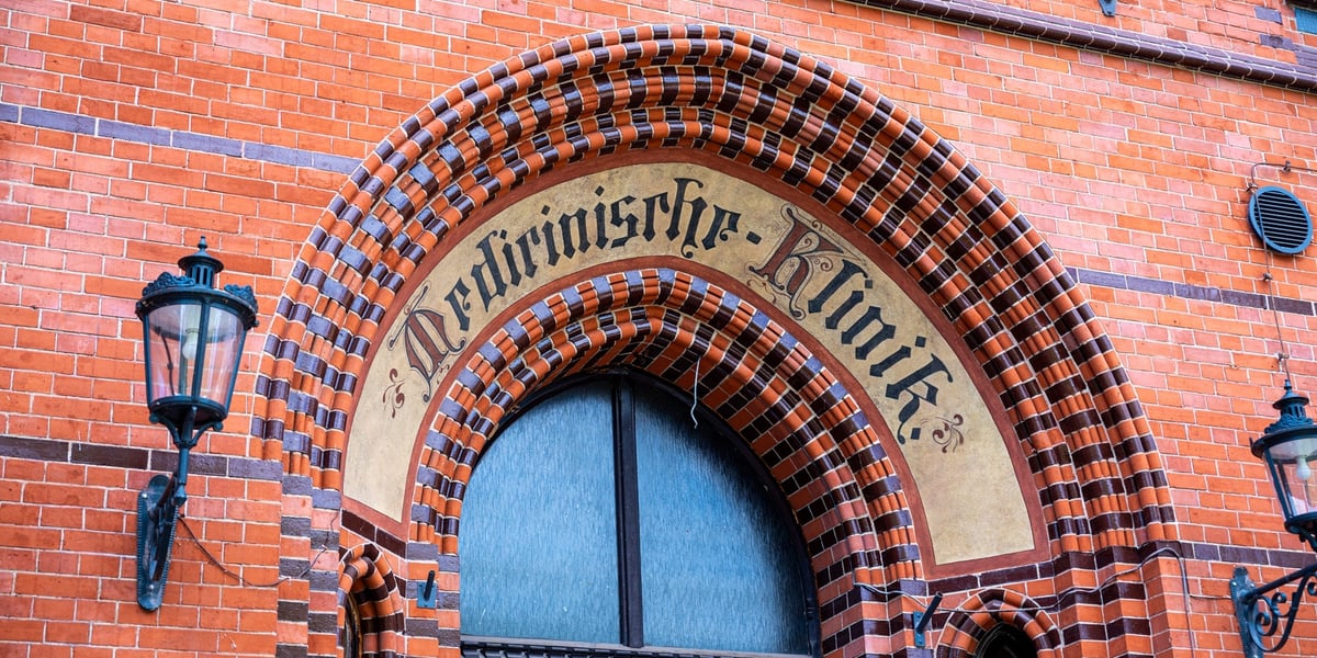 Górna część portalu z archiwoltą i niemieckim napisem Medizinisch Klinik (ul. Pasteura 4)
