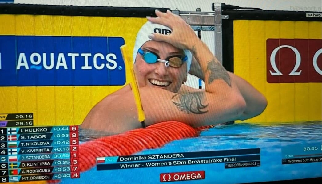 Dominika Sztandera w basenie cieszy się z wygranego wyścigu