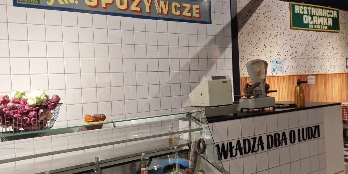 Sklep i restauracja z czasów PRL w Muzeum Motoryzacji WENA w Oławie