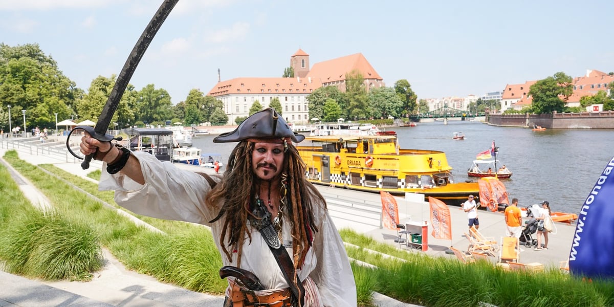 Mężczyzna przebrany za  pirata Jacka Sparrowa na bulwarze odrzańskim na Dniach Marynarza 2024